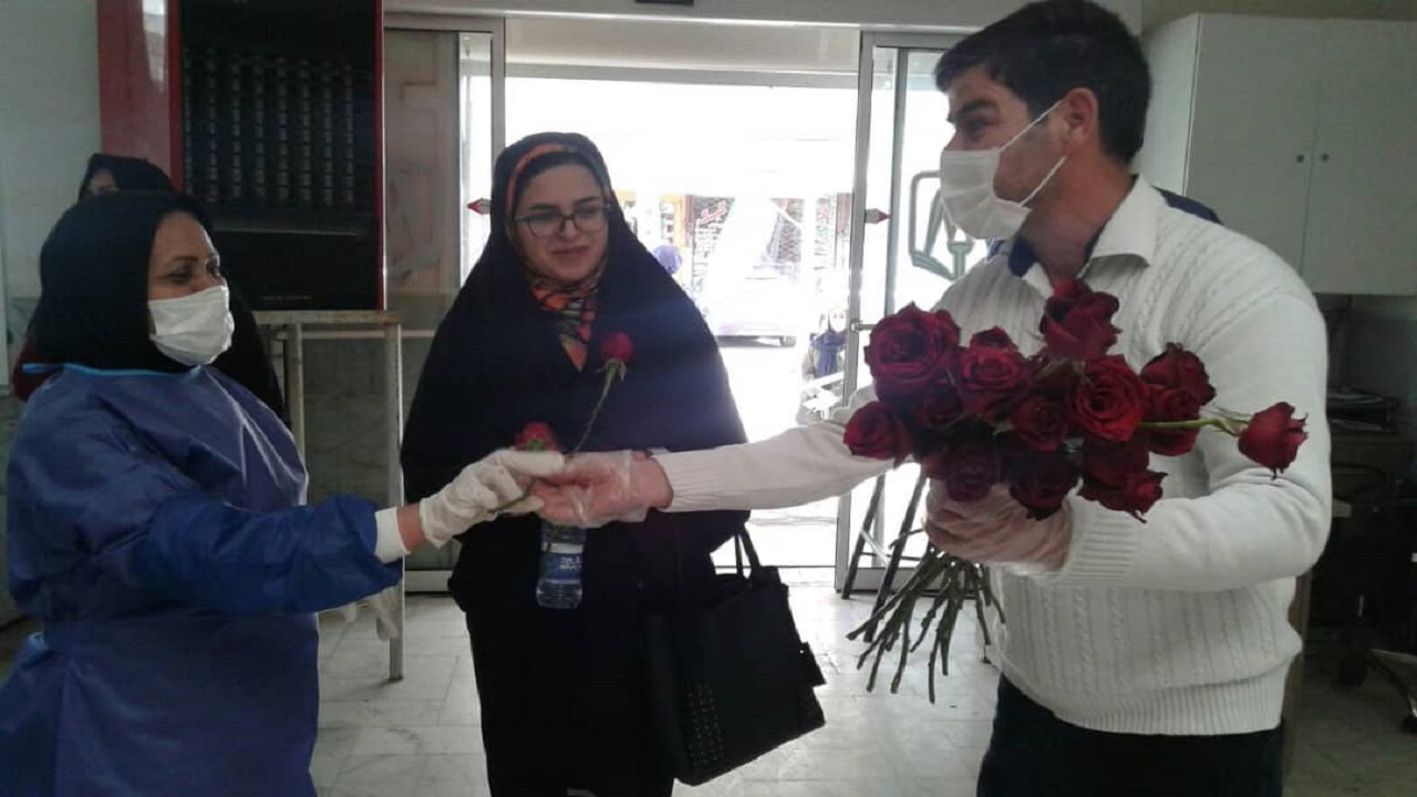 تصاویری از اهدای گل، شهروند خوش ذوق مشهدی به مدافعان سلامت