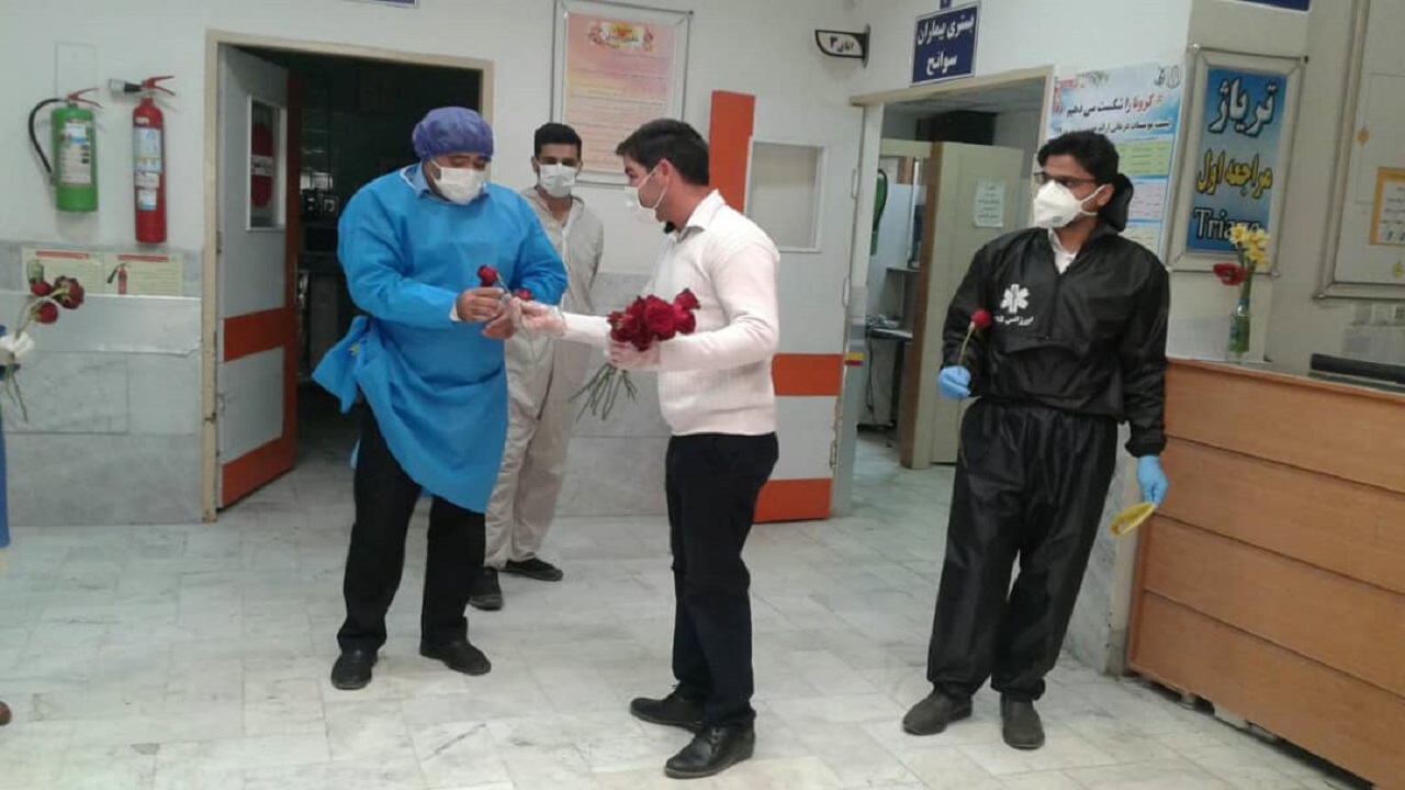 تصاویری از اهدای گل، شهروند خوش ذوق مشهدی به مدافعان سلامت