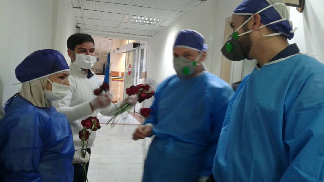 تصاویری از اهدای گل، شهروند خوش ذوق مشهدی به مدافعان سلامت