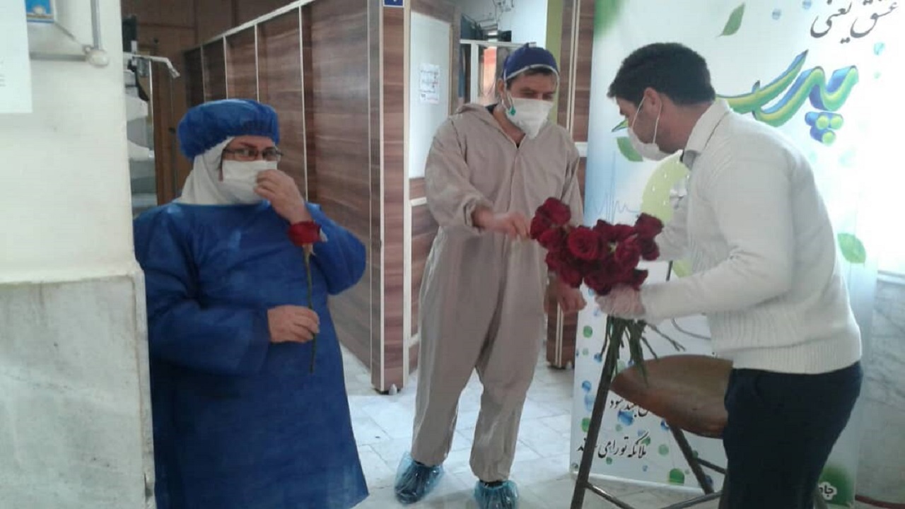 تصاویری از اهدای گل، شهروند خوش ذوق مشهدی به مدافعان سلامت