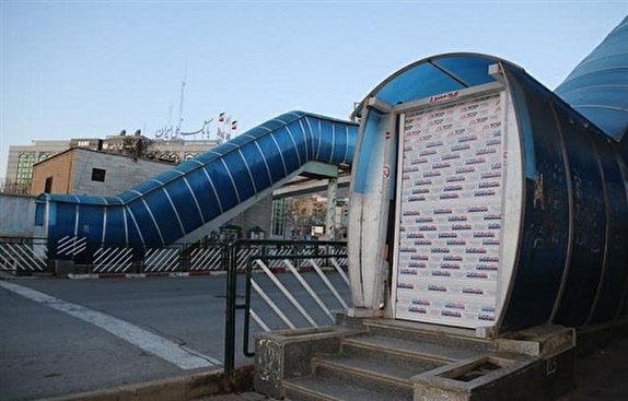بسته شدن درب های پل برقی میدان آزادی سنندج به دلیل پیشگیری از انتقال كرونا