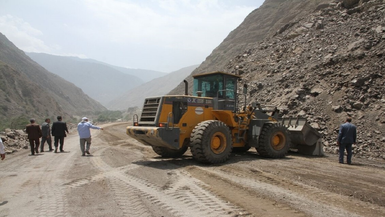 ماشین آلات بنیاد مسکن برای کمک به سیلزدگان سیستان و بلوچستان اعزام شد