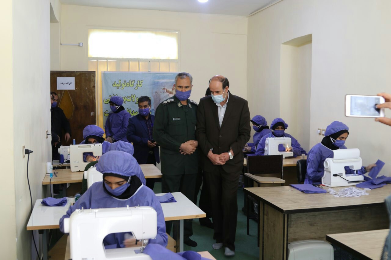 راه&zwnj;اندازی ۱۲ کارگاه تولید ماسک توسط بانوان بسیجی در زرند