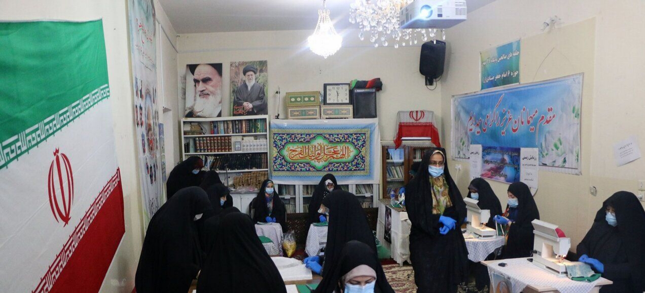 ورزشکاران زن بسیجی آذربایجان‌شرقی ماسک تولید می‌کنند