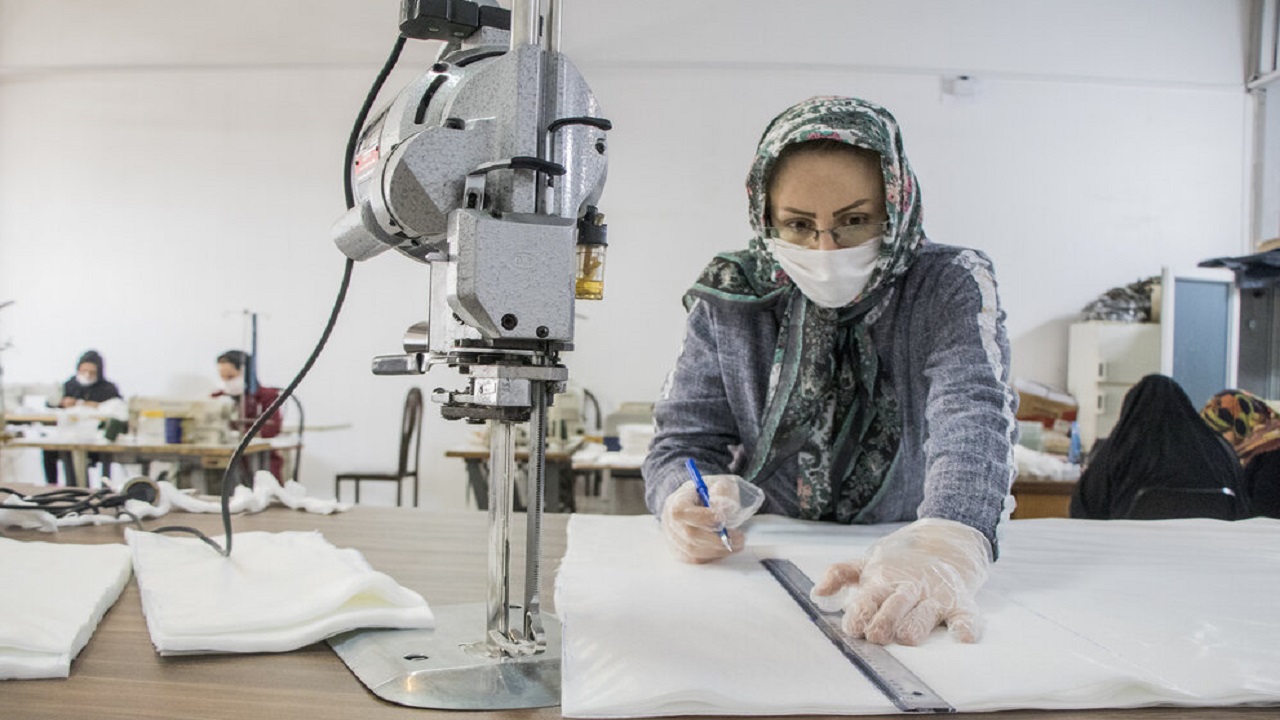 فعالیت ۴۰ کارگاه تولیدی ماسک در قرارگاه مدافعان سلامت