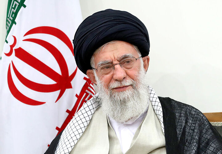 ماجرای اتومبیلی که هنوز در دست آیت&zwnj;الله خامنه&zwnj;ای است / رهبری چرا در دوران تبعید لباس بلوچی می&zwnj;پوشیدند؟