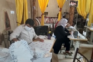تولید ماسک‌های بهداشتی در اقامتگاه بوم‌گردی جاجرم