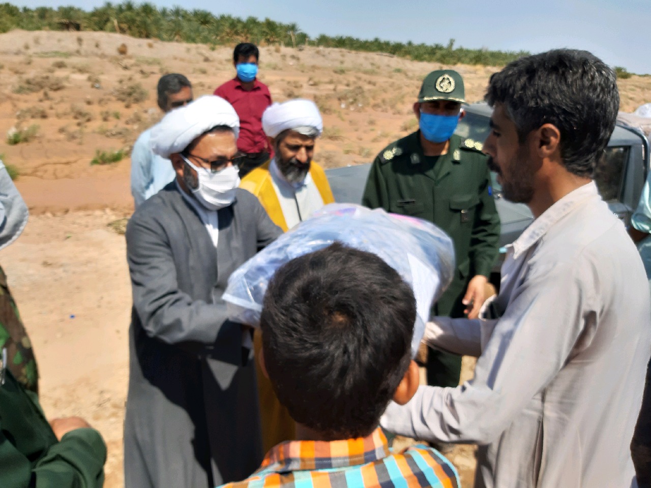 اهدای ۱۰۰۰ بسته غذایی و پوشاکی به سیل زدگان ریگان