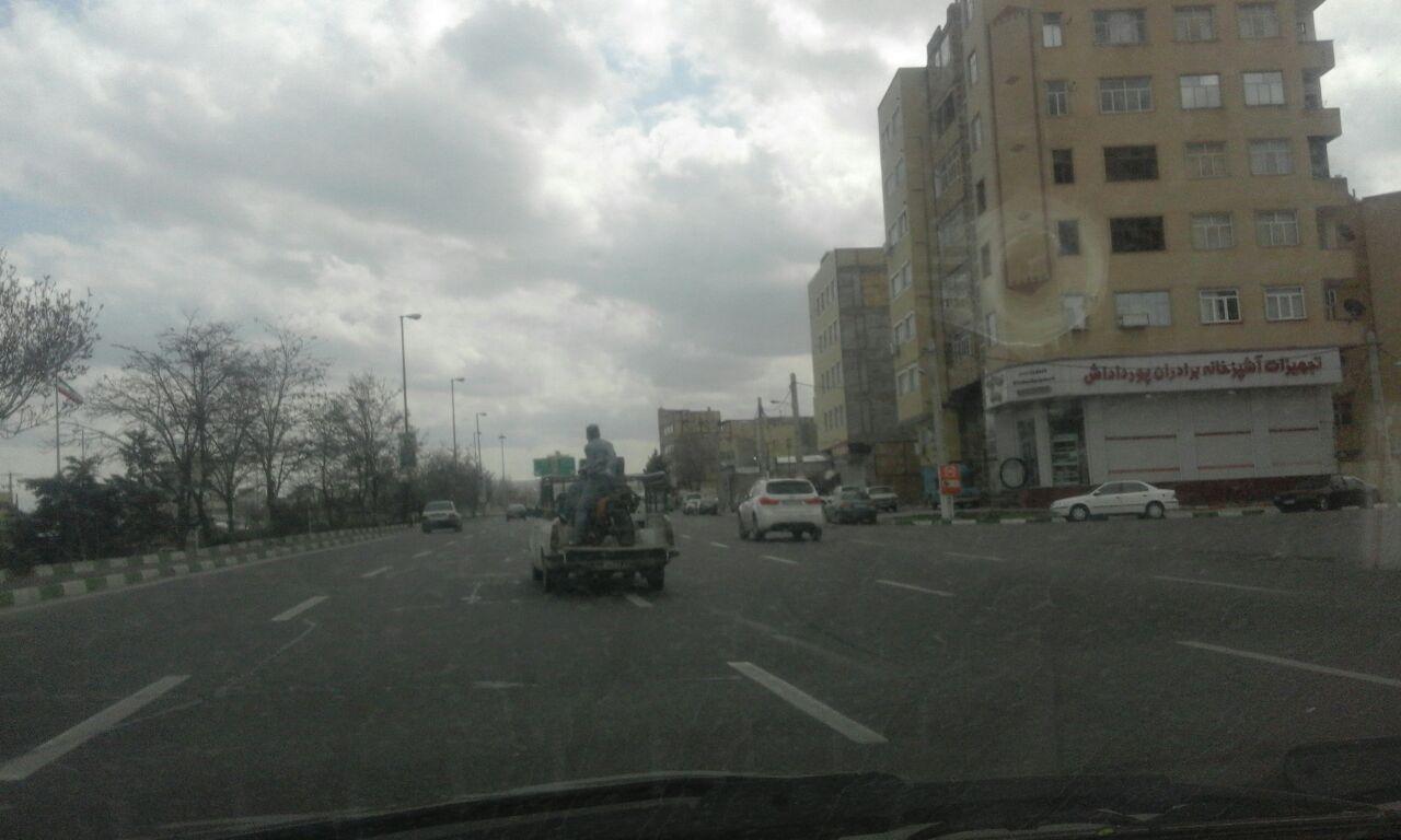 سوار کردن موتورسیکلت و راکب آن در پشت وانت بار + فیلم