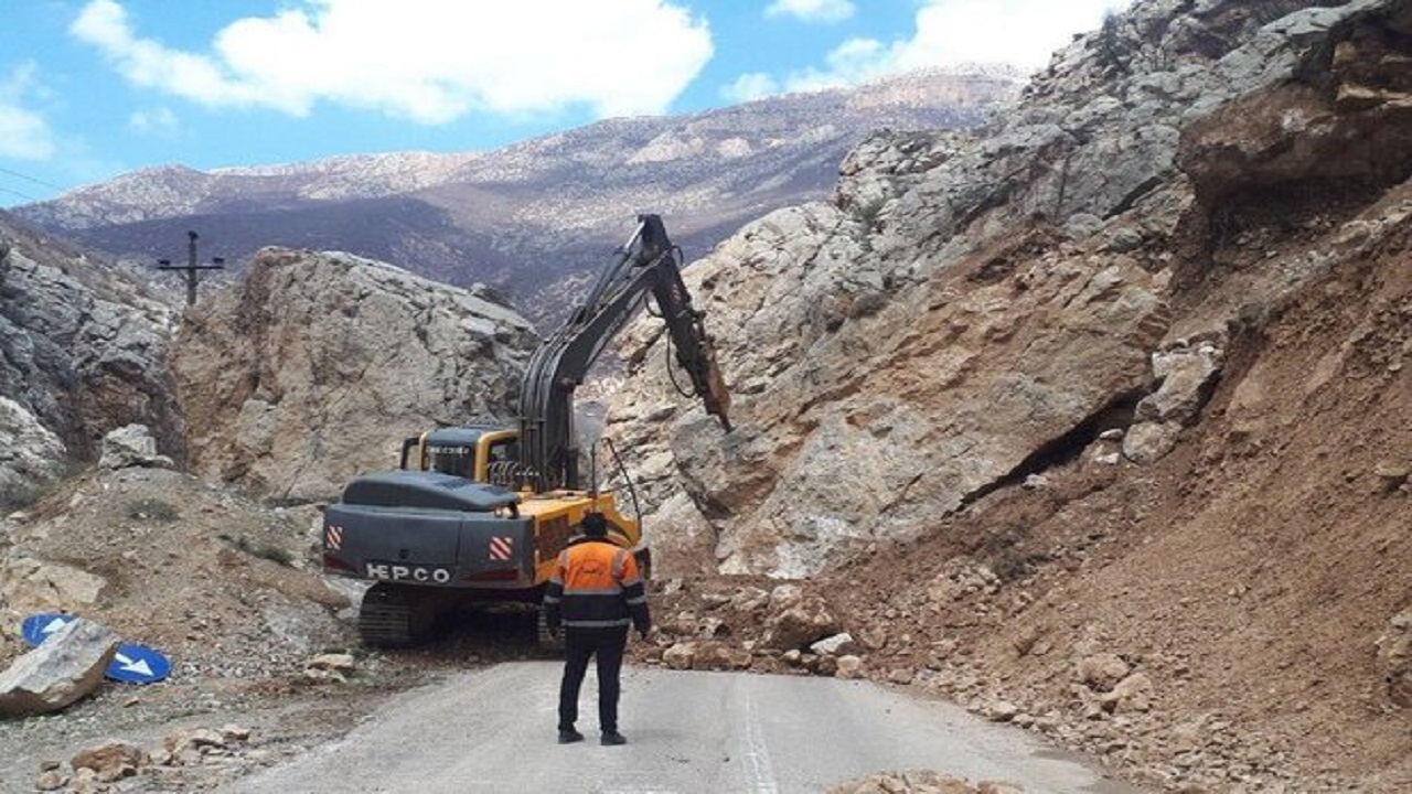 محور روستایی فینسک بر اثر ریزش کوه مسدود است