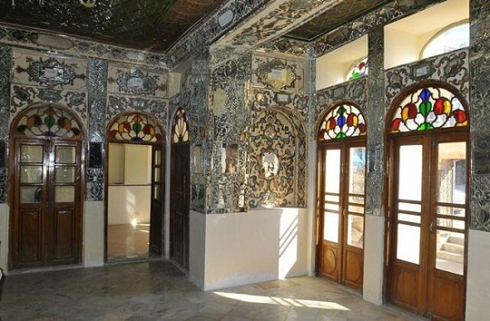 اتاق آیینه عمارت محمودیه بنایی زیبا در شهرکرد