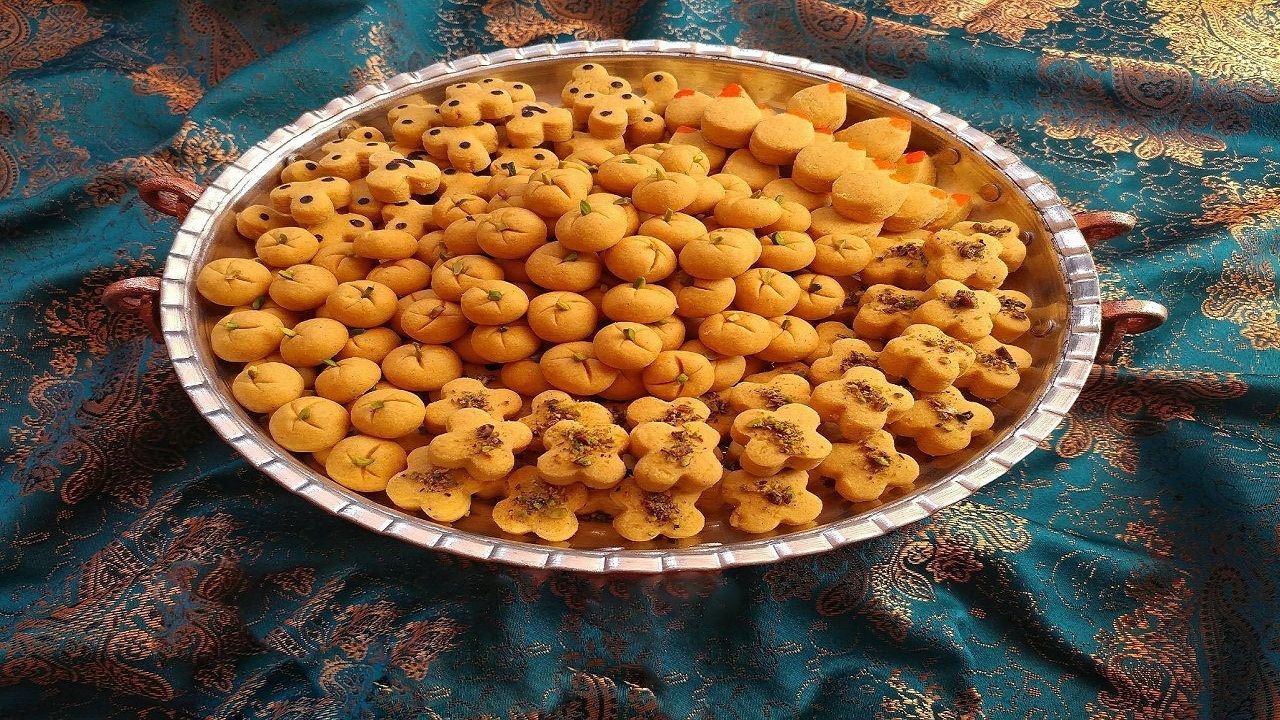 طرز تهیه شیرینی نخودچی زعفرانی با فر و بدون فر + فوت و فن وا نرفتن