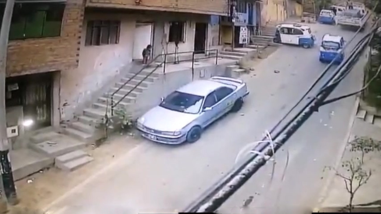 تلاش همگانی مردم برای بیرون کشیدن راننده پس از تصادف خودرو + فیلم