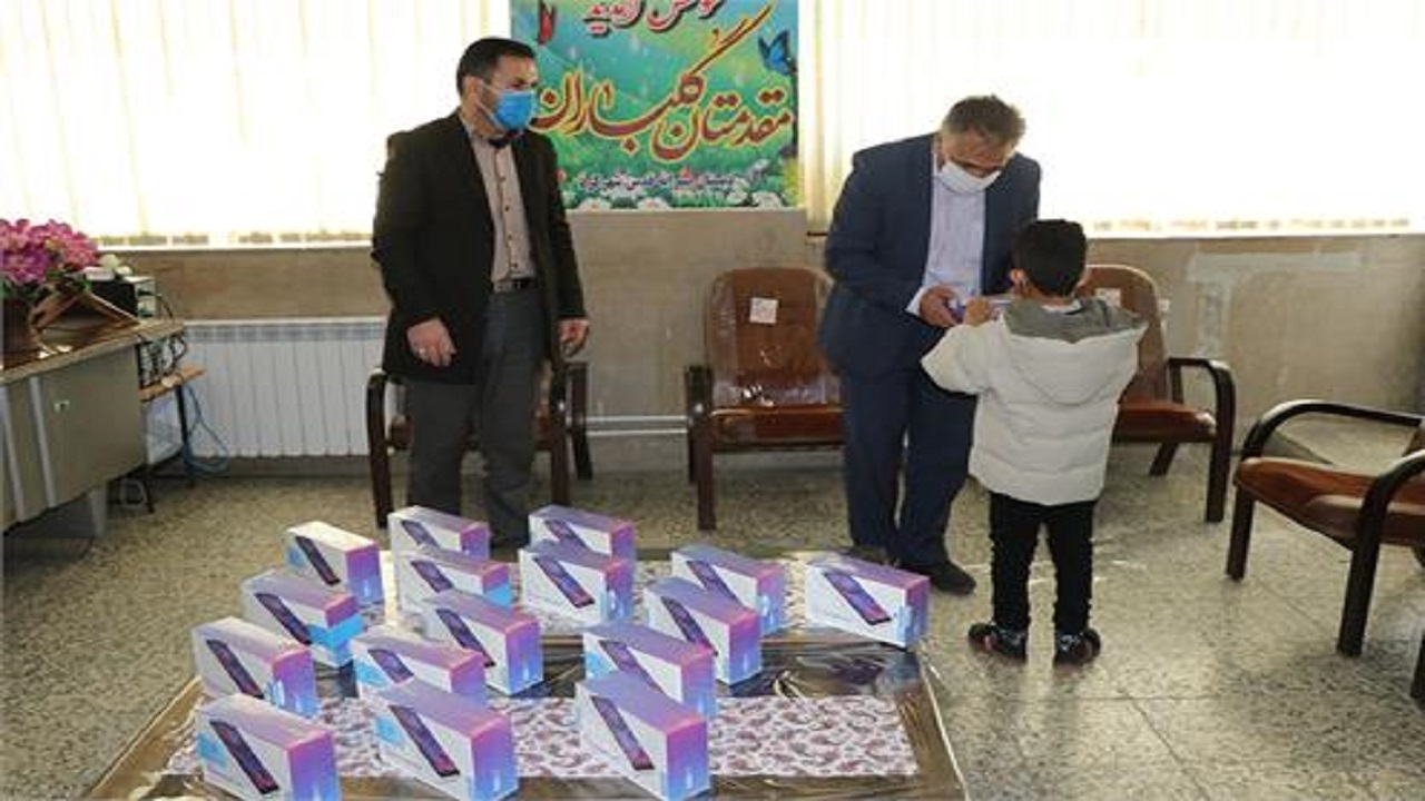توزیع ۳۱ دستگاه تجهیزات الکترونیکی میان دانش‌آموزان نیازمند شهرکرد