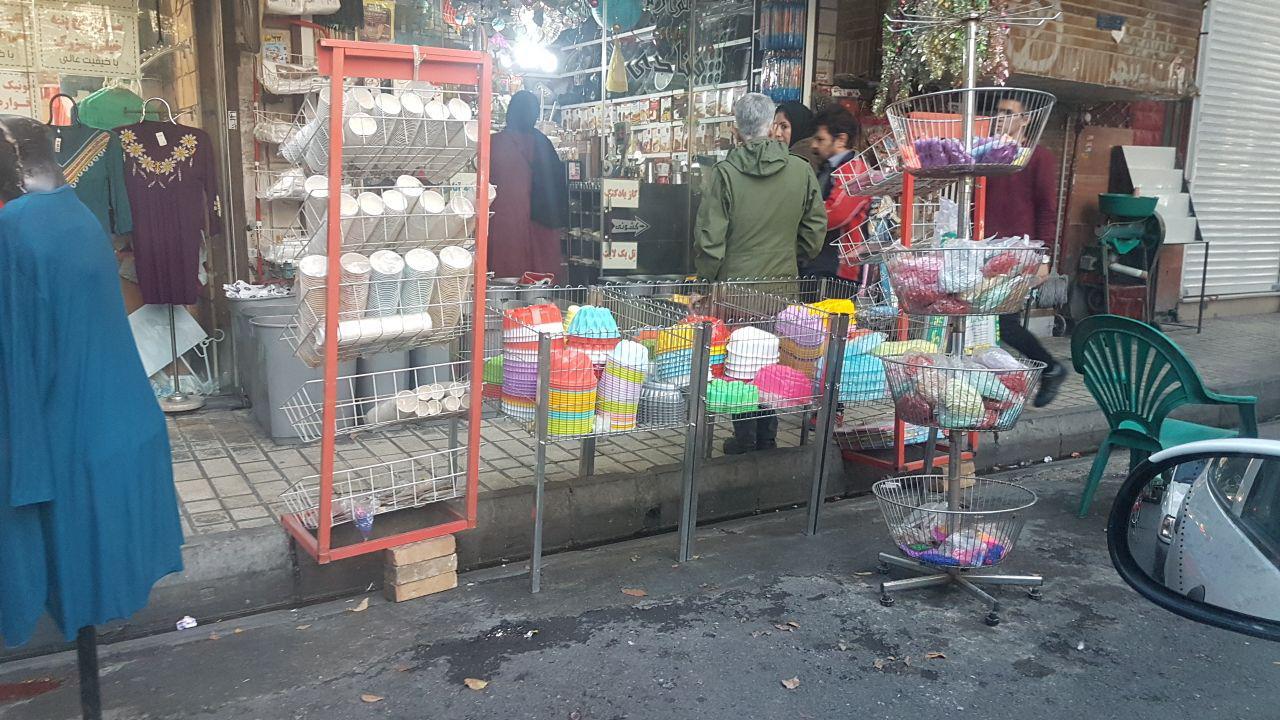 رزرو پارک حاشیه‌ای با اجسام حجیم/ تجاوز آزادانه اصناف و شعب یک بانک به حریم پیاده رو‌ها