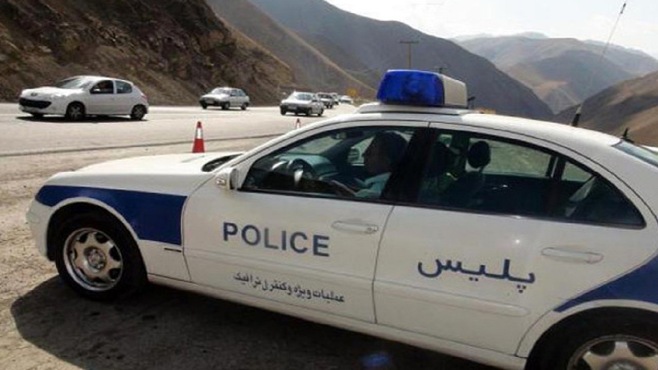 حضور شبانه روزی پلیس راه استان قزوین در نقاط برف گیر