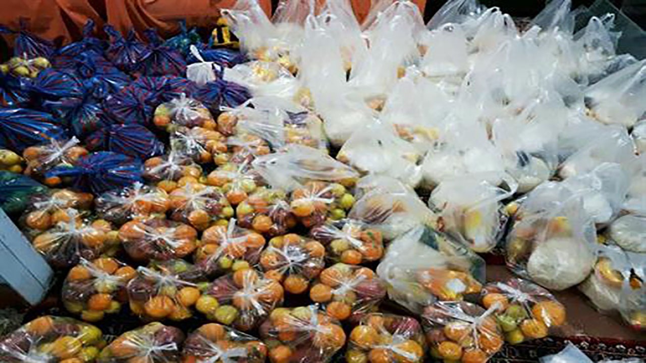 تهیه و توزیع بسته&zwnj;های خوراکی در روستای دولت&zwnj;آباد + تصاویر