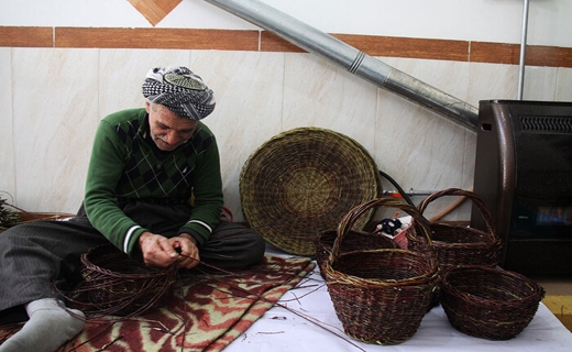 تنیدن زندگی در تار و پود چوب توسط هنرمند مهابادی