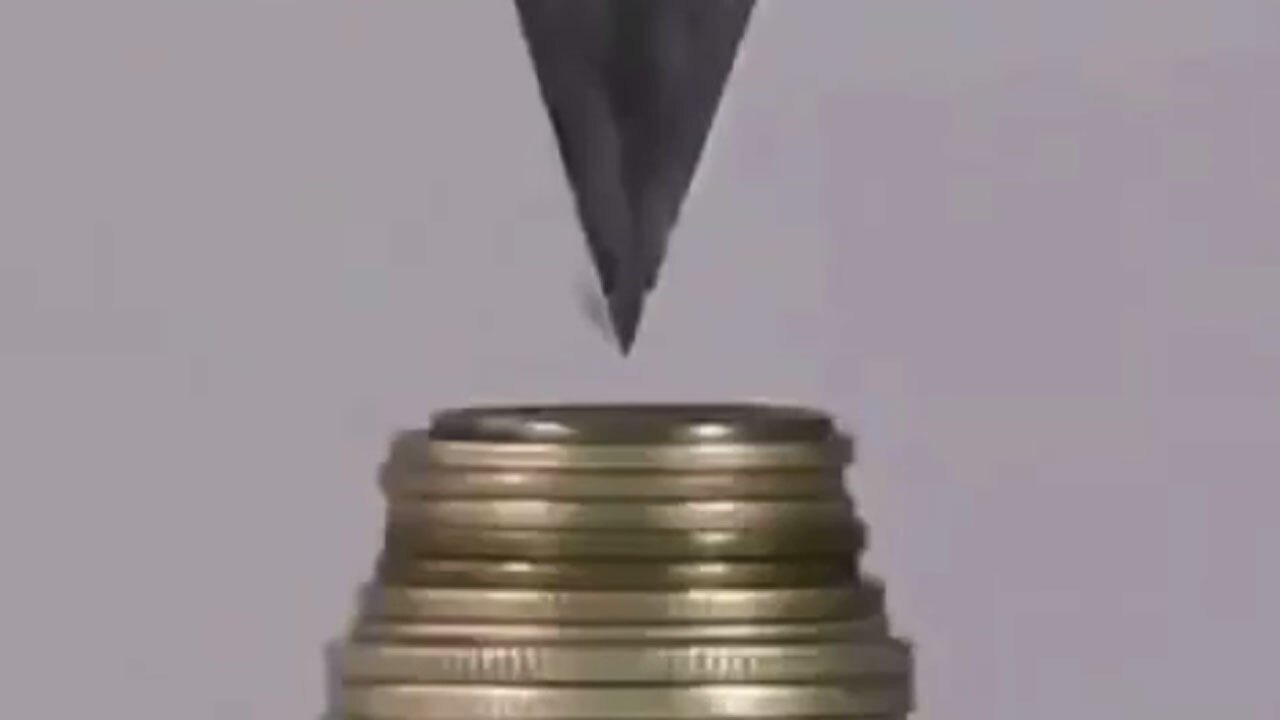 لحظه جالب مقاومت سکه در برابر فشار دستگاه پرس + فیلم