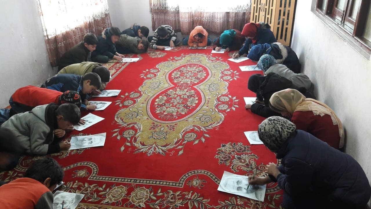 کودکان افغانستانی تصاویر شهید سلیمانی را نقاشی کردند + تصاویر