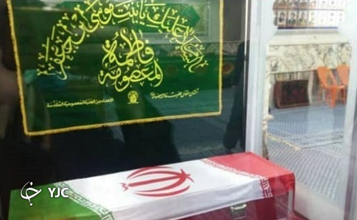 نصب پرچم حرم حضرت معصومه(س) در منزل شهید سردار سلیمانی+تصاویر