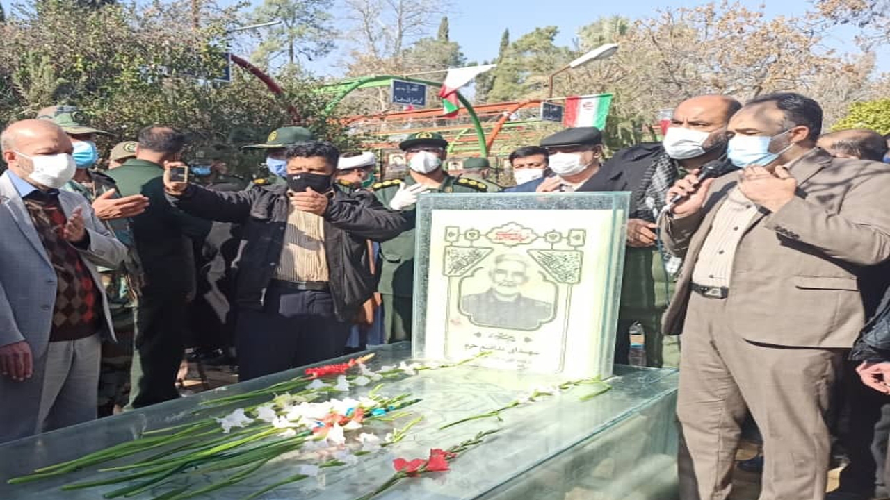 گلباران قبور مطهر شهدای مدافع حرم در شیراز