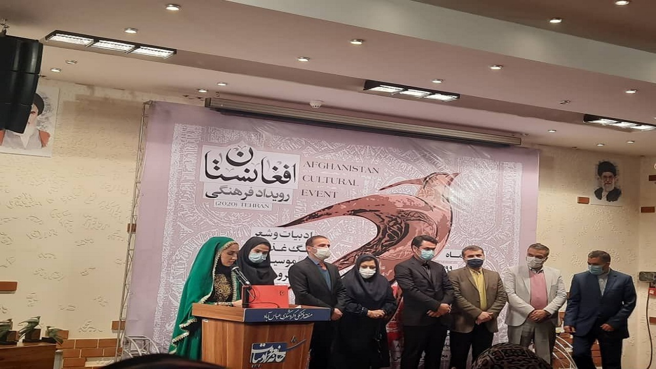 تقدیر مدیر رادیو فرهنگ از نجیب مایل هروی در رویداد فرهنگی افغانستان