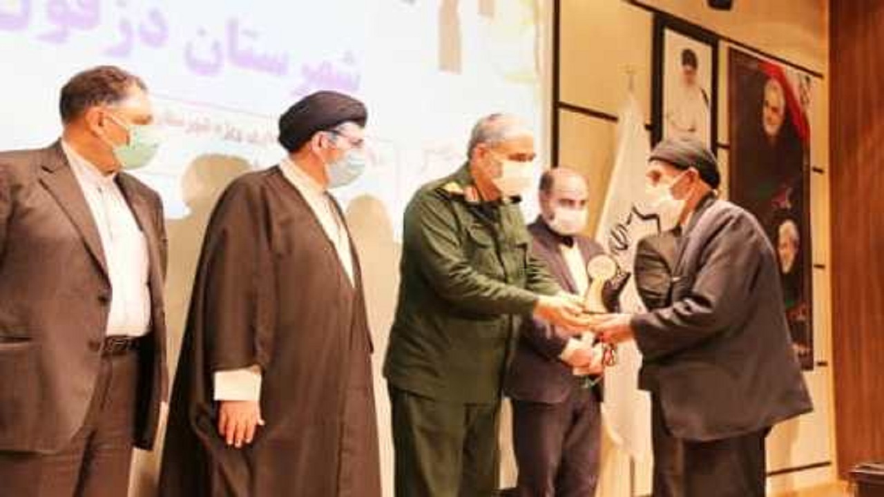 تداوم راه شهدا با دیدار و تجلیل از خانواده آنها در دزفول