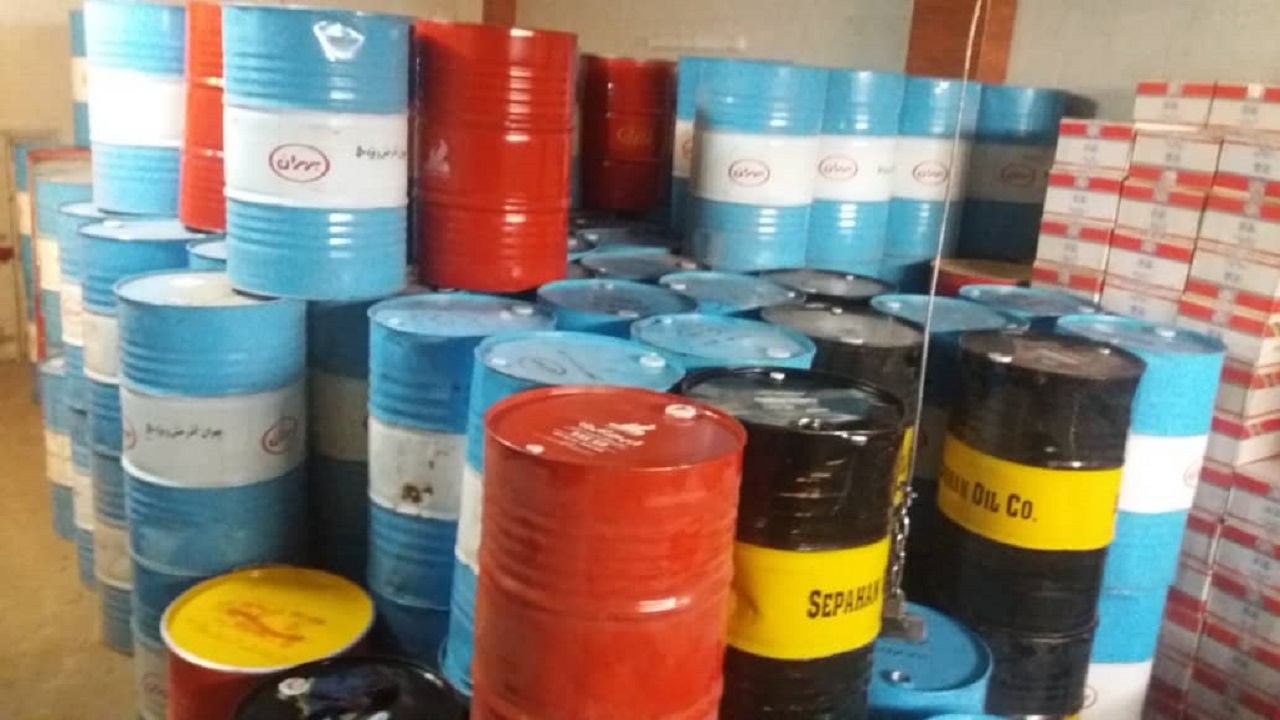 کشف انبار احتکار روغن خودرو در اصفهان