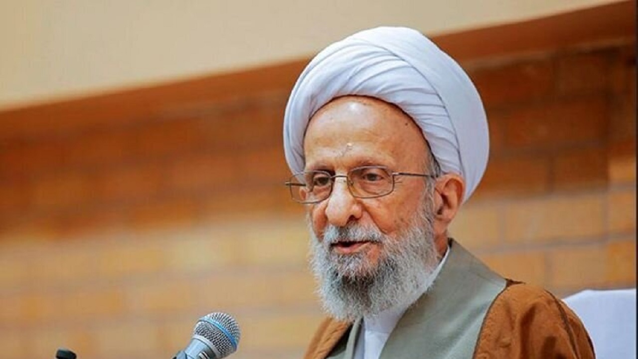 بوسه سردار سلیمانی بر پیشانی آیت الله مصباح یزدی