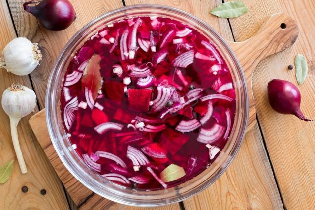 ۳ طرز تهیه و فوت و فن ترشی پیاز قرمز و سفید ریز درسته و خرد شده