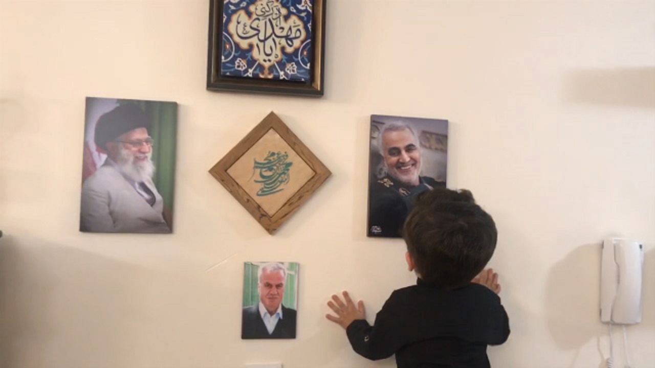 ادای احترام کودک ۳ ساله به سردار دل‌ها + فیلم