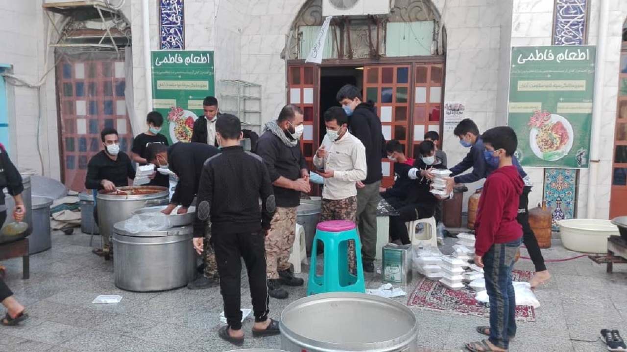 توزیع غذا بین نیازمندان در آبادان