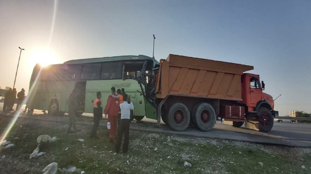 برخورد اتوبوس با کامیون ۵ مصدوم برجاگذاشت