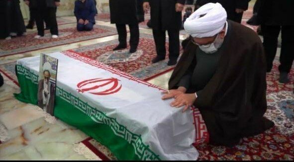 مشهد میزبان پیکر عالم فقید، آیت&zwnj;الله مصباح یزدی/ طواف پیکر آیت&zwnj;الله مصباح یزدی در حرم مطهر رضوی