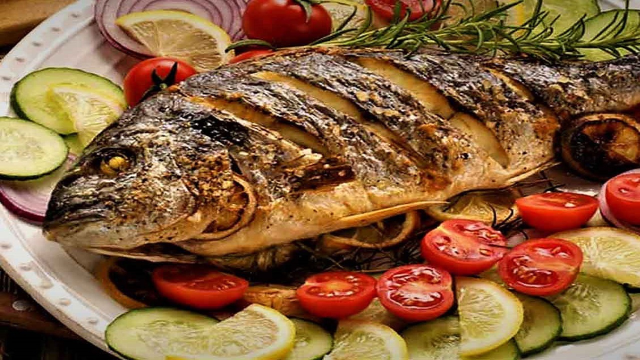 طرز تهیه ماهی سفید شکم پر مجلسی به روش گیلانی و فوت و فن مزه‌دار کردن آن