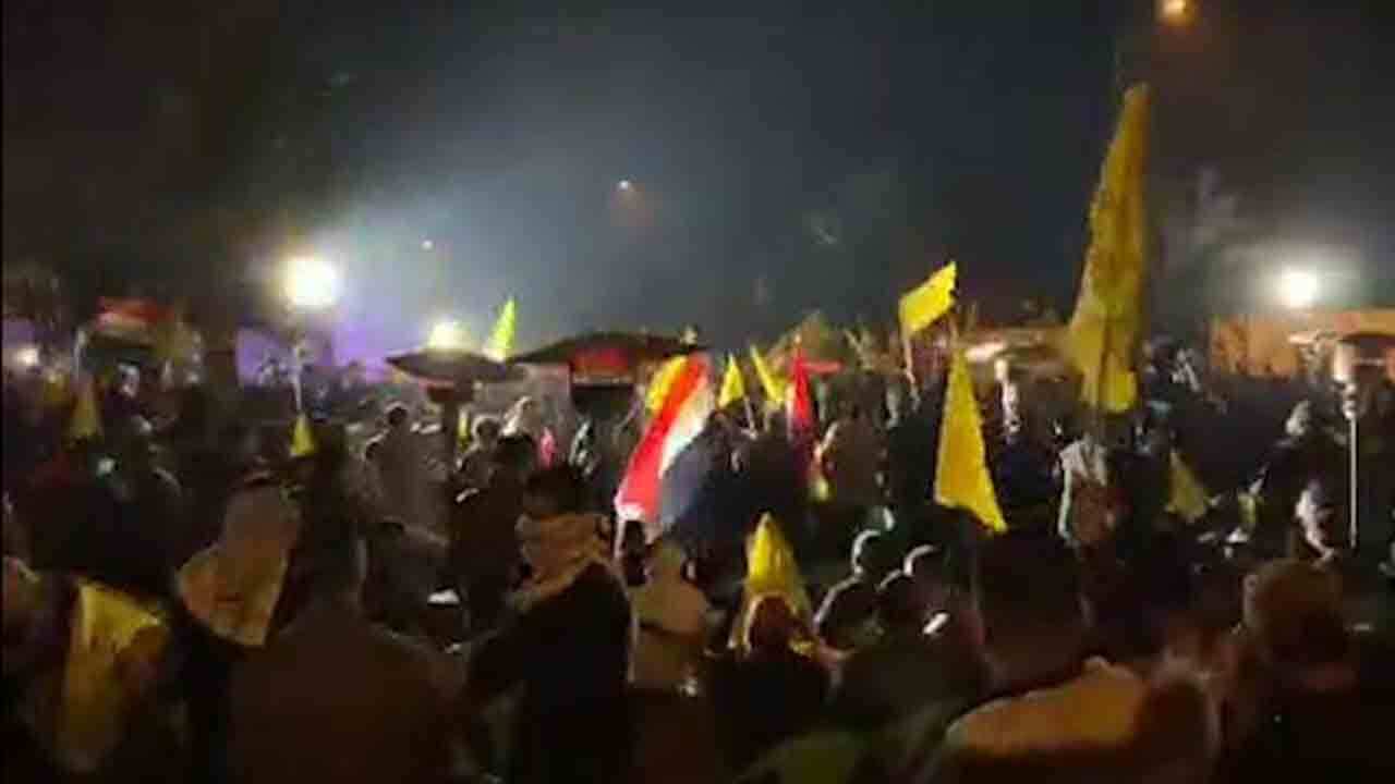 شعار‌های ضد آمریکایی مردم عراق در محل شهادت فرماندهان مقاومت + فیلم