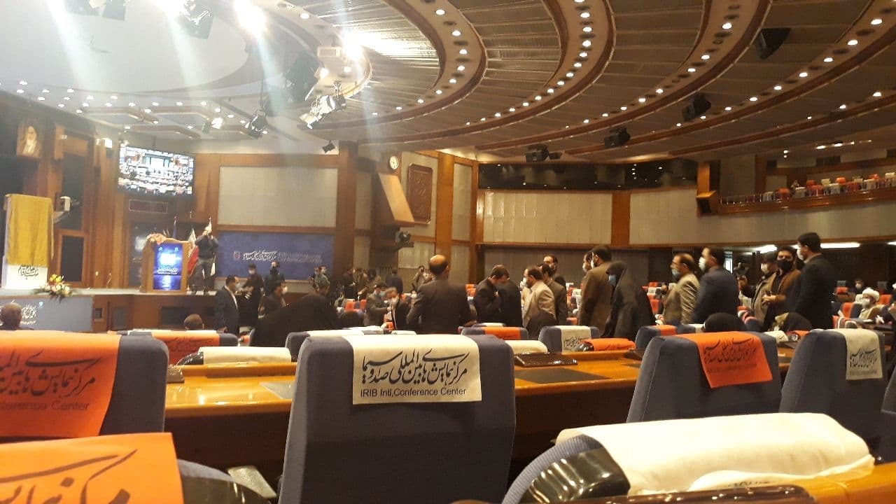 همایش علمی «رسانه و مکتب سلیمانی» برگزار شد/ رونمایی از کتاب زندگی سردار سلیمانی + عکس و فیلم