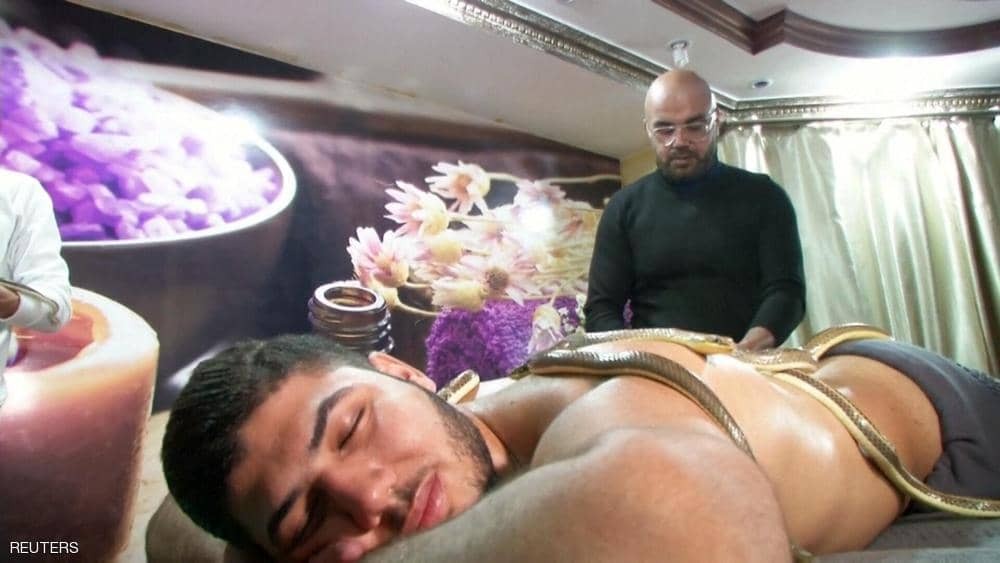 بفرمایید ماساژ با مار + تصاویر بفرمایید ماساژ با مار + تصاویر
