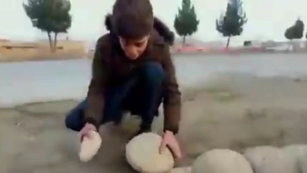 روش ابتکاری مردم افغانستان برای نگهداری تازه میوه ! + فیلم