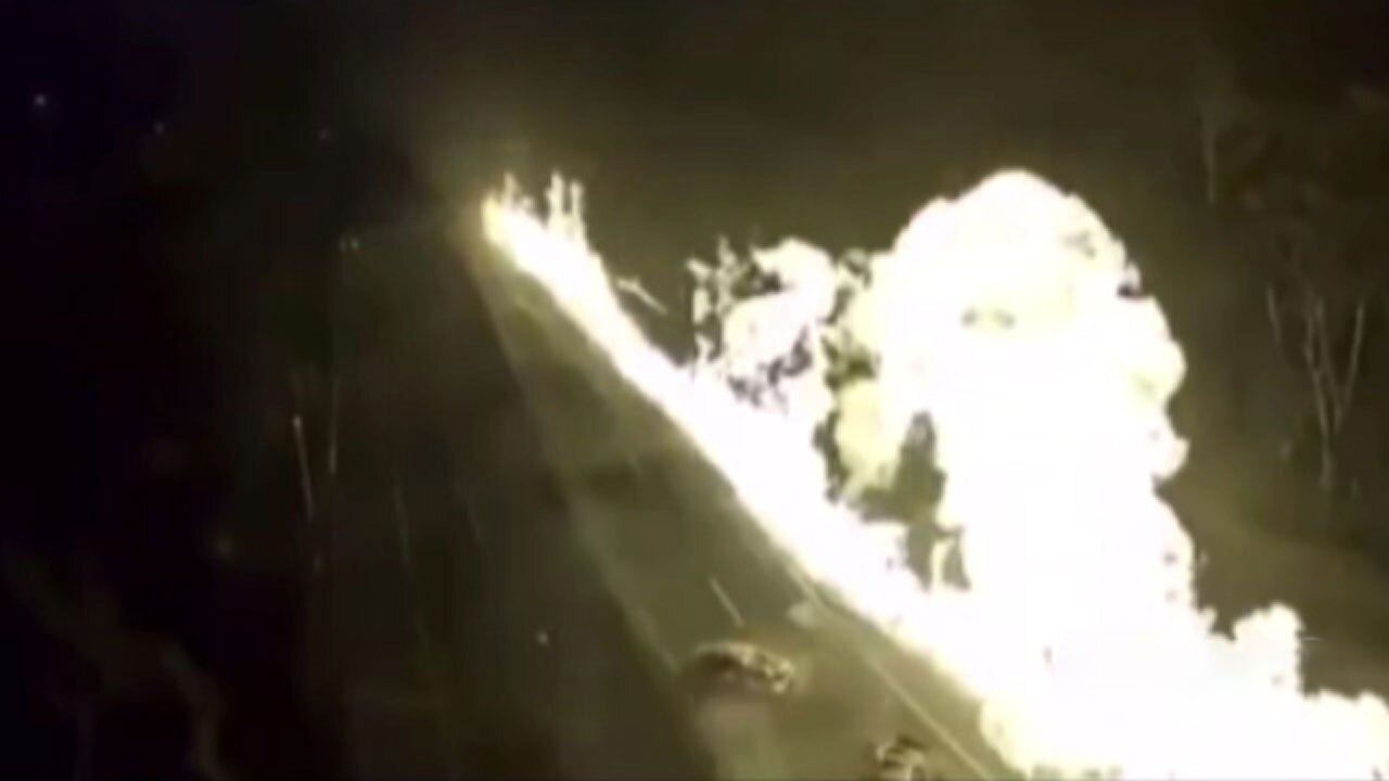 لحظه انفجار مرگبار تانکر حامل سوخت در جاده + فیلم