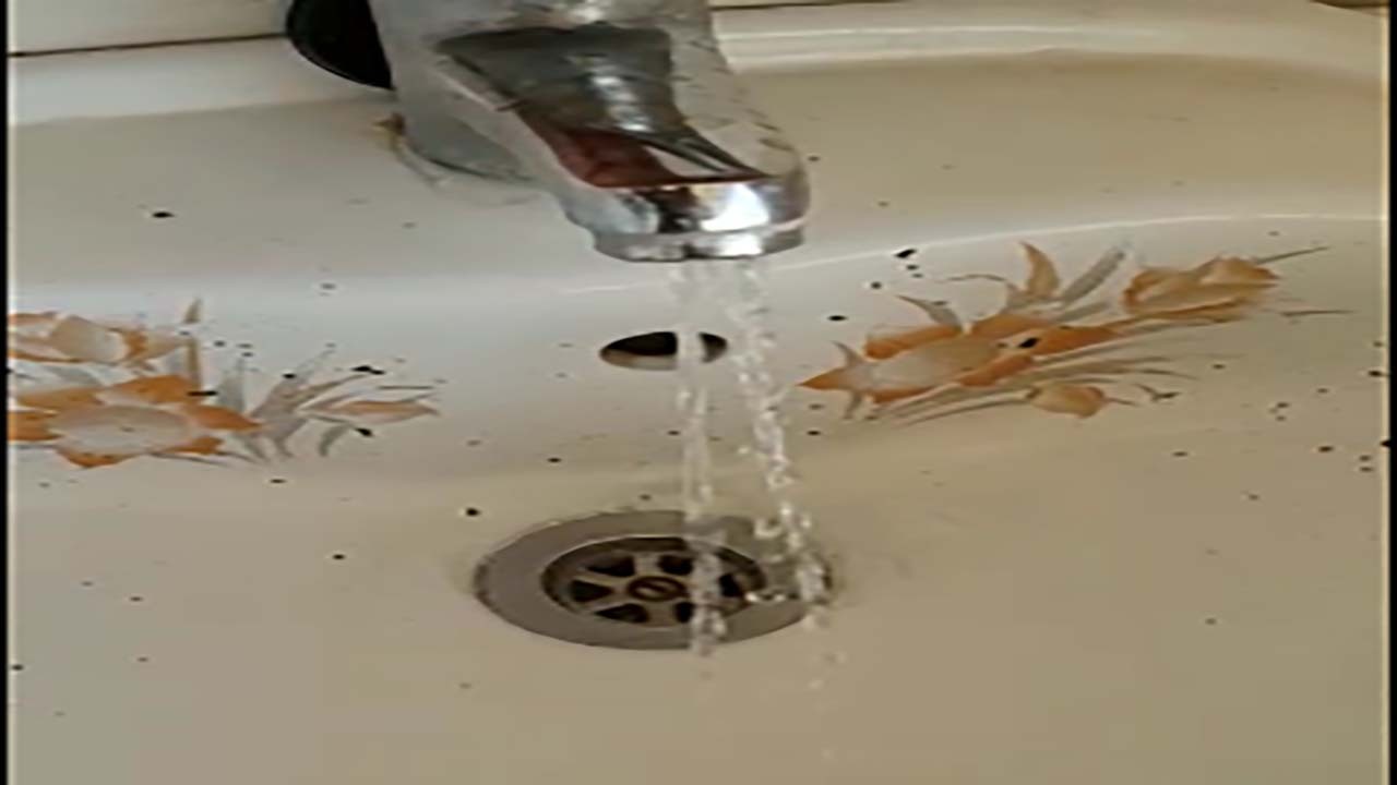 وضعیت نامناسب آب شرب در روستای شیراوند + فیلم