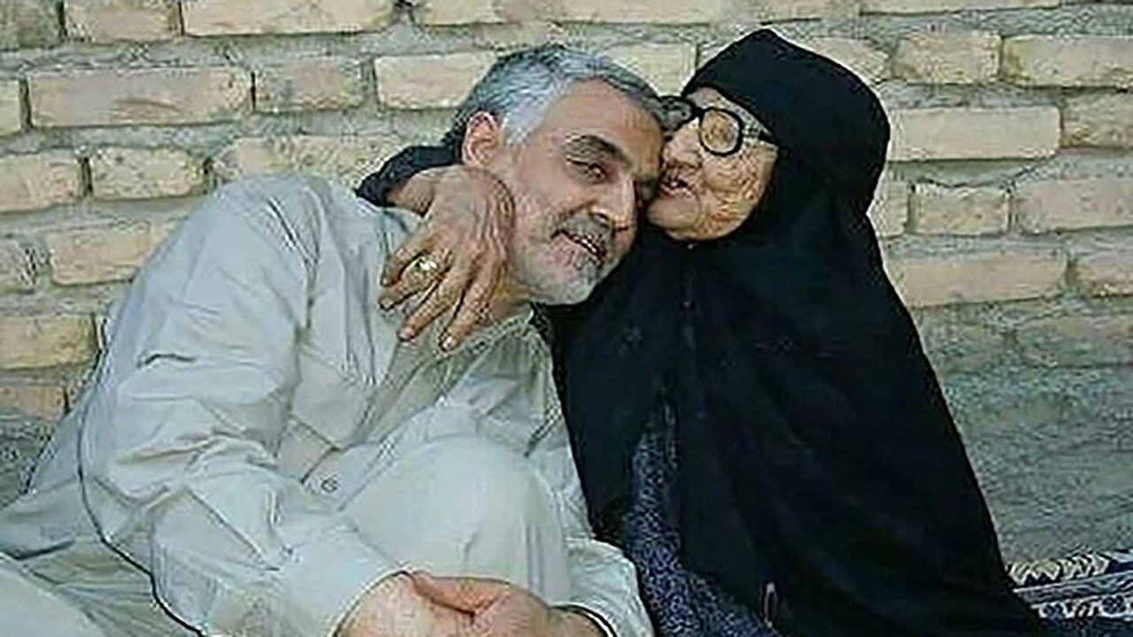 روایت حاج قاسم از بوسه‌ای که بر کف پای مادرش زد + فیلم