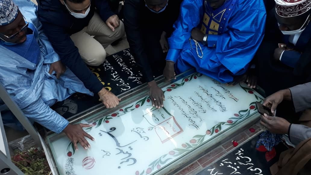 مسافرانی از آفریقا در گلزار شهدای کرمان 