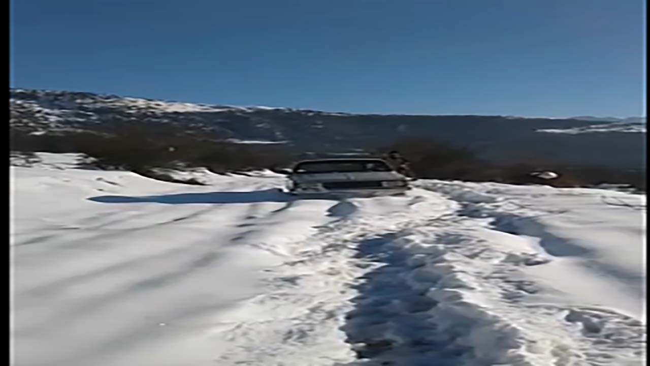 دشواری تردد از جاده ناهموار در روستای لیما + فیلم
