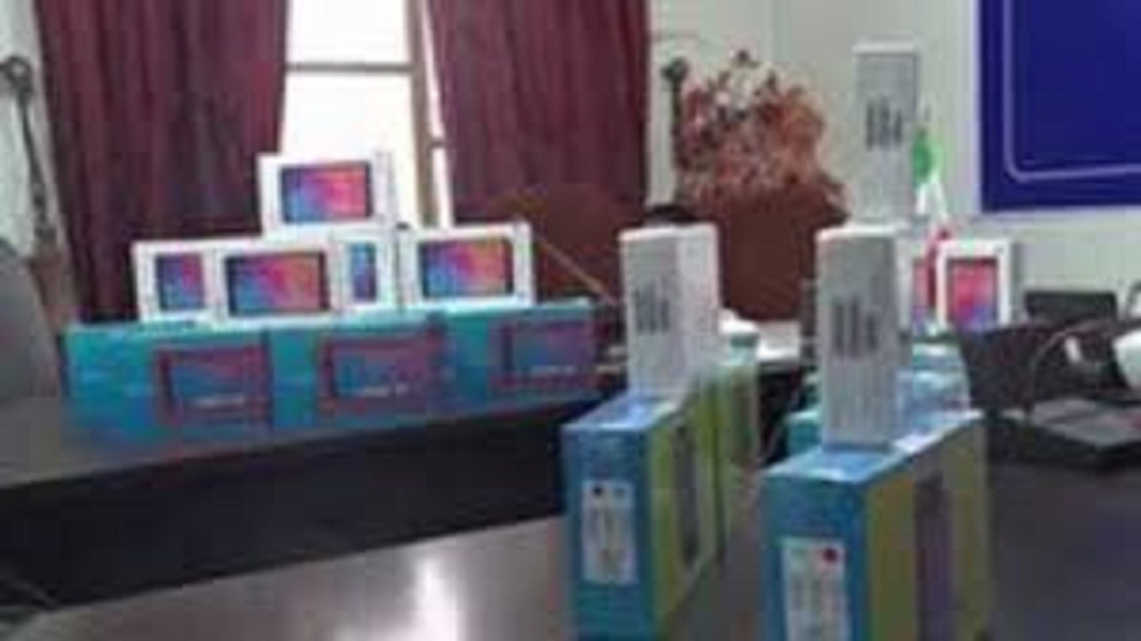 اهدای ۵۰۰ دستگاه گوشی تلفن همراه و تبلت به دانش آموزان سرابی