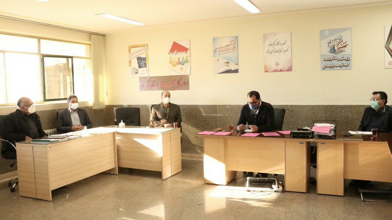 مسائل اجتماعی هم ردیف مسائل سیاسی و اجتماعی دیده شود