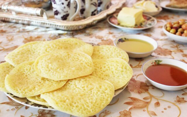 طرز تهیه یک پنکیک تابه&zwnj;ای متفاوت وخوشمزه برای صبحانه و میان وعده