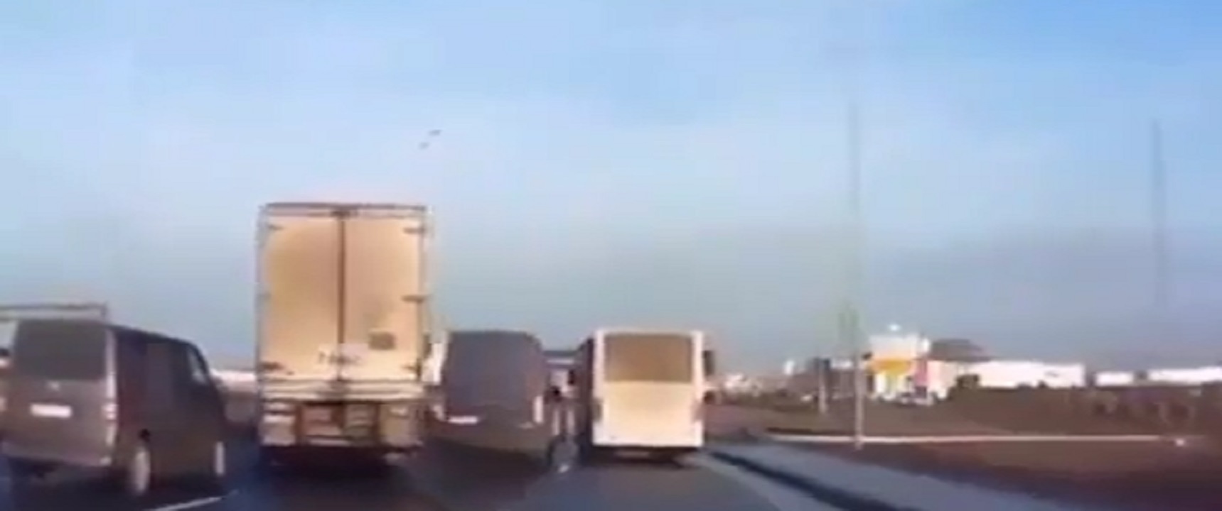 مهارت فوق العاده رانندگان خودروهای سنگین در جاده + فیلم