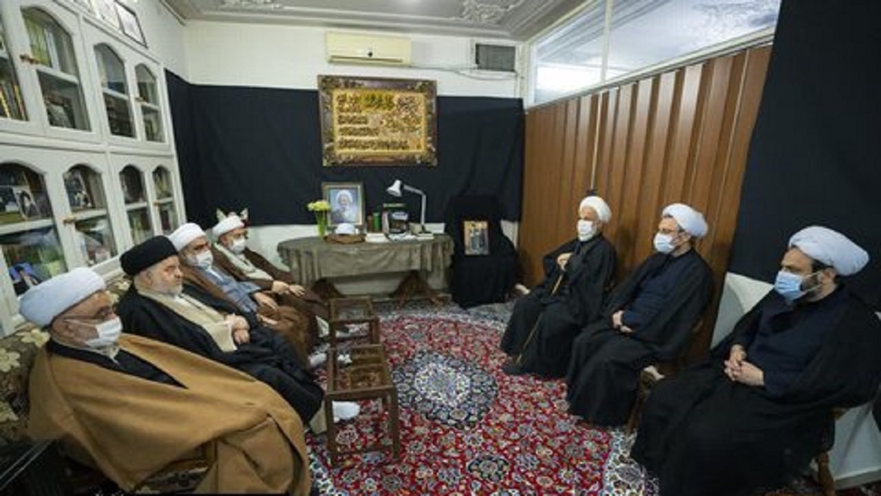 نماینده آیت الله سیستانی در منزل آیت الله مصباح یزدی(ره) حضور یافت